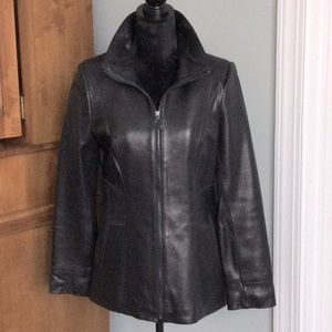 TAHARI Genuine Lamb leather black  jacket with zipper closing. Great condition M